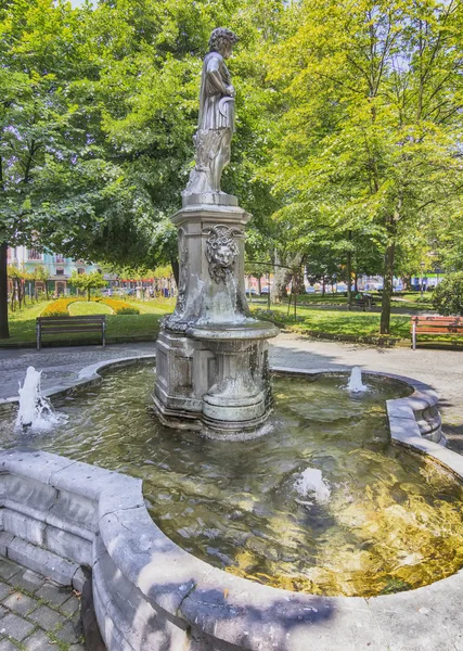 Frau steht Statue in einem Brunnen — Stockfoto