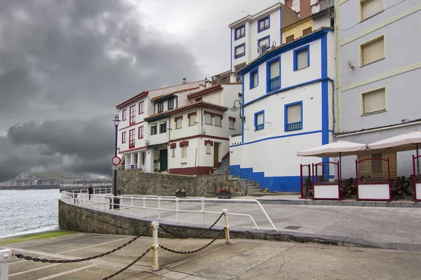 Casas de colores brillantes típicas de este pueblo turístico de pescadores — Foto de Stock