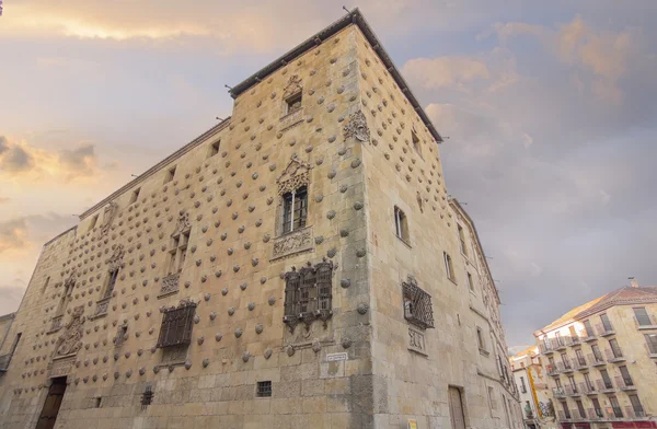 Facciata della famosa casa delle conchiglie di Salamanca, Spagna — Foto Stock