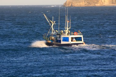 mavi deniz kıyısına yakın yelken küçük balıkçı teknesi