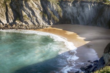 mavi deniz ve güzel kayalıklarla, kıyı yatay