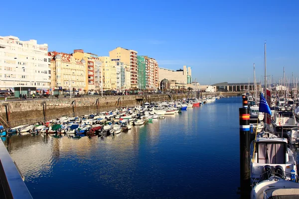 Darsena con barche a vela nella città di Santander, Spagna — Foto Stock