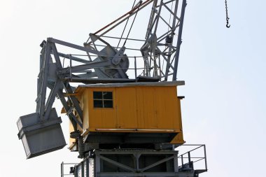 lastikler ile küçük yüzer iskele