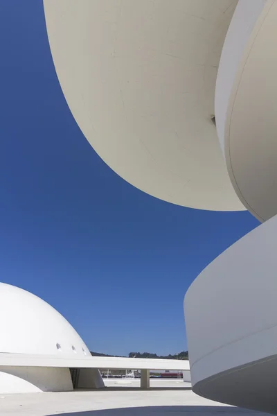 AVILES, ESPAÑA - 6 de julio: Edificio Moderno público Niemeyer Cultural — Foto de Stock