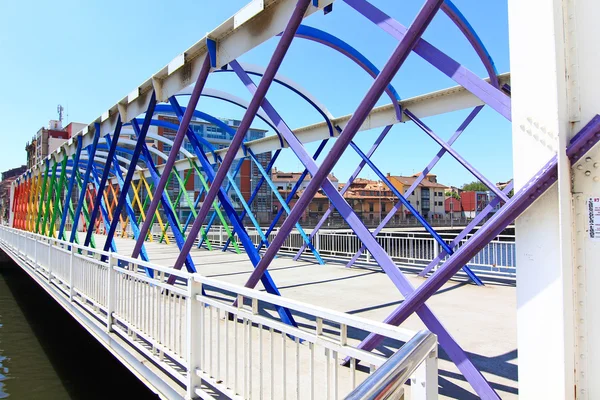 Puente moderno de hierro, colores pintados — Foto de Stock