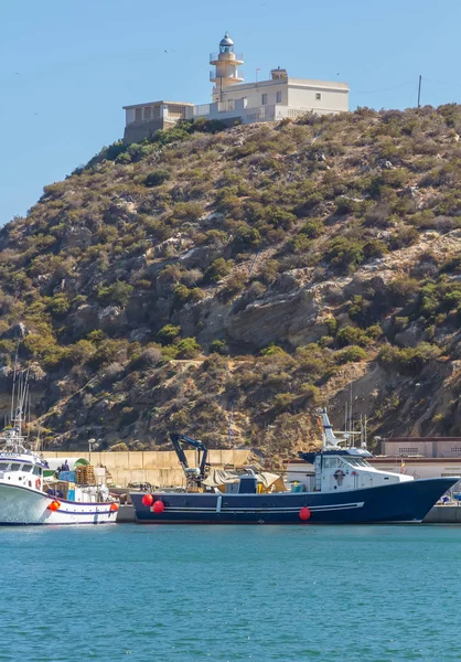 Faro e piccolo porto di pescatori nella città di Mazarron, Spagna — Foto Stock