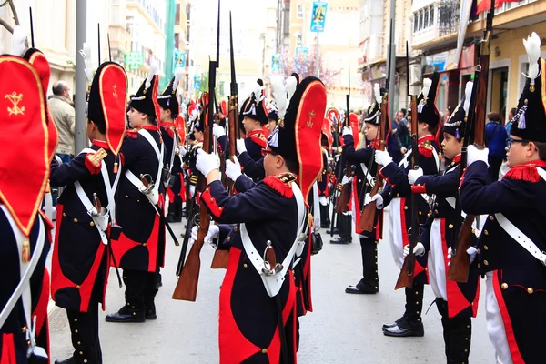 CARTAGENA, ESPAGNE 25 mars : Piquet de soldats défilant avec evenin — Photo