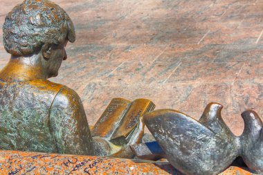 bronz heykel kadın oturma okuma bir park bankında