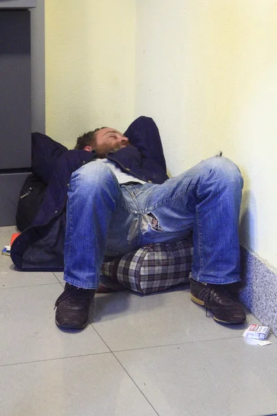Barcelona-AUG 22: Бездомные, спящие на улице 22 августа, 20 — стоковое фото