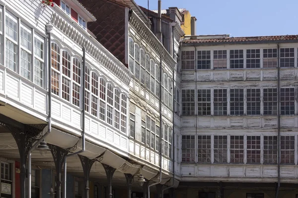 Casas de madeira brancas com grandes janelas típicas do norte de s — Fotografia de Stock