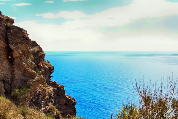 Coastal landscape with blue sea and beautiful cliffs — Stock Photo, Image