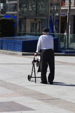 Madrid - 22 mar: bilinmeyen yaşlı insanlar zevk Güneş bir parkta