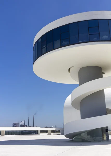 Aviles, Španělsko - 6. července: moderní budově kulturní veřejnosti niemeyer — Stock fotografie