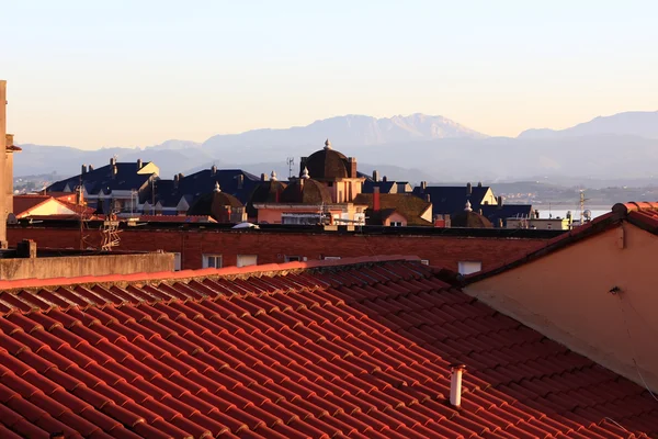 Telhados de casas antigas na cidade de Santander, na Espanha — Fotografia de Stock