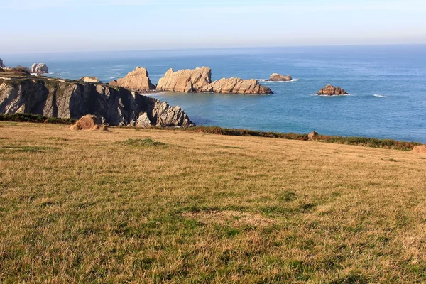 Прибрежный пейзаж с голубым морем и красивыми скалами — стоковое фото