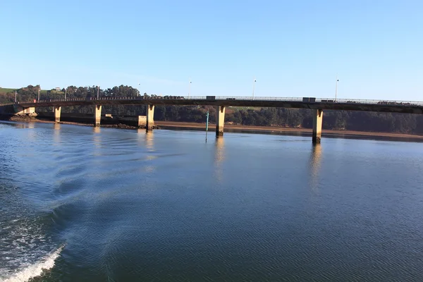 Moderno puente sobre la desembocadura de un río — Foto de Stock