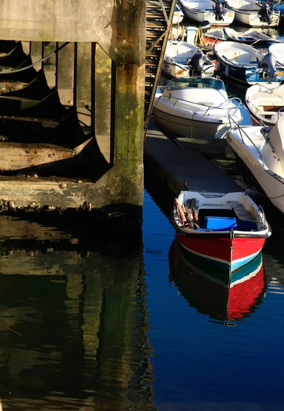 Molte barche a remi e motore di pesca bei colori — Foto Stock