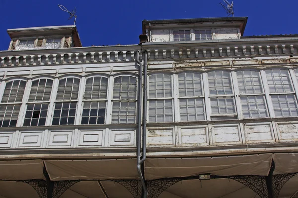 Casas de madera blanca con grandes ventanales típicos del norte de s —  Fotos de Stock