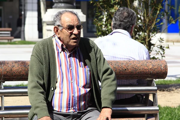 Madrid - 22 mrt: onbekende oudere mensen genieten van de zon in een park in — Stockfoto