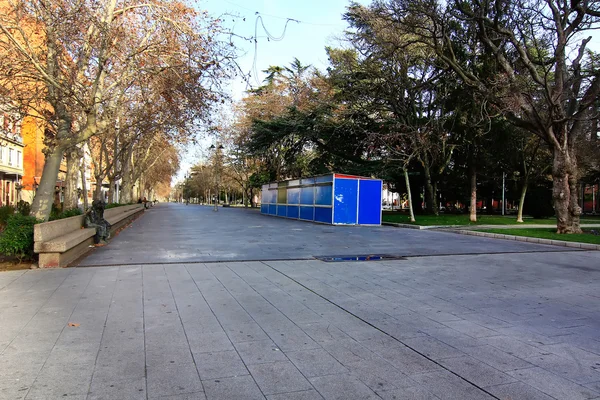 Trevlig promenad i en park i staden palencia, Spanien — Stockfoto