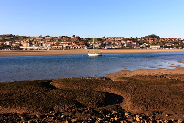 Havsstranden och staden vid lågvatten, san vicente de la barquera, Spanien — Stockfoto