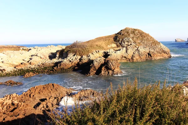 Coastal landscape with blue sea and beautiful cliffs — Stock Photo, Image