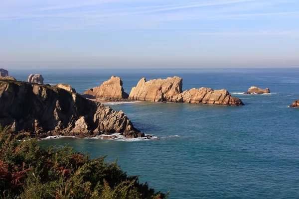 Paisagem costeira com mar azul e belas falésias — Fotografia de Stock