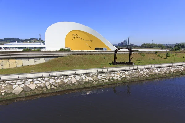 AVILES, ESPAÑA - 6 de julio: Edificio Moderno público Niemeyer Cultural —  Fotos de Stock