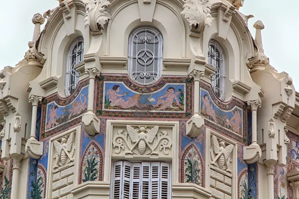 Beau vieux bâtiment avec de beaux détails — Photo