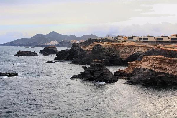 Kustlandskap med blå havet och vackra klippor — Stockfoto