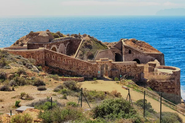 古代沿海防御总部设在城市的废墟 — 图库照片