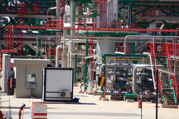 Pipes thousand colors in a modern oil refinery — Stock Photo, Image