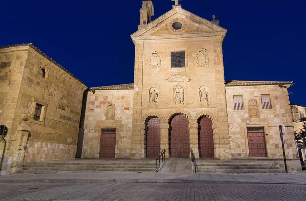 Edifícios medievais à noite na histórica cidade de Salamanca, S — Fotografia de Stock