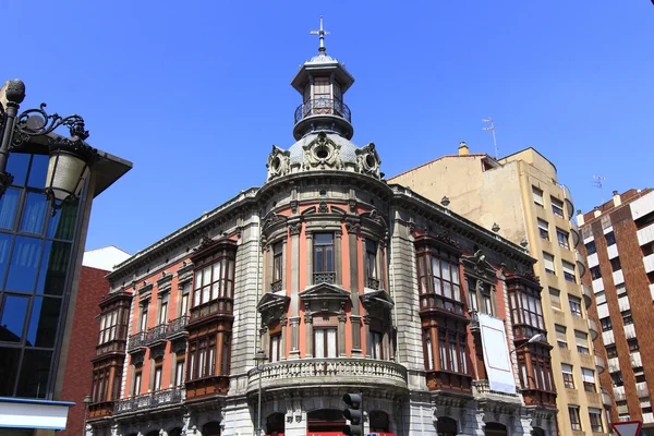 Hermosa fachada de edificio antiguo en el casco antiguo de la ciudad de A — Foto de Stock