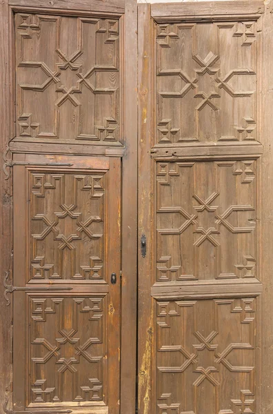 Ogromne bardzo zdobione drewniane drzwi — Zdjęcie stockowe