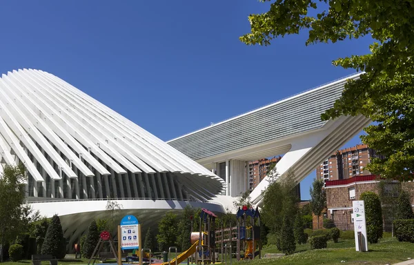 OVIEDO, ESPAÑA - 07 DE JULIO: Centro de exposiciones Ciudad de Oviedo en A —  Fotos de Stock