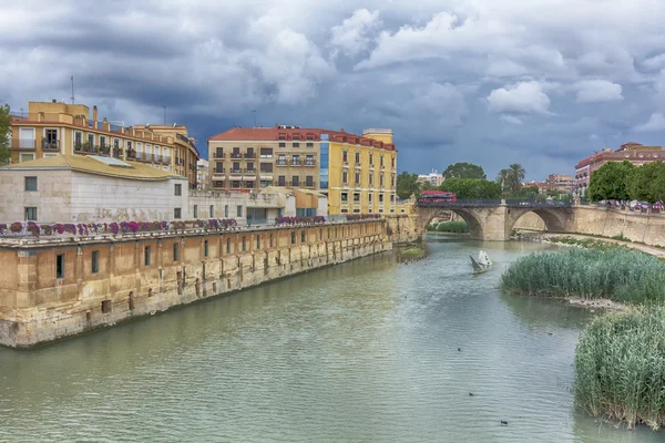 Rio seguro atravessando a cidade de Murcia tempestade um dia — Fotografia de Stock