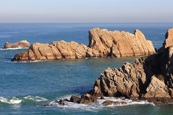 Paysage côtier avec mer bleue et belles falaises — Photo