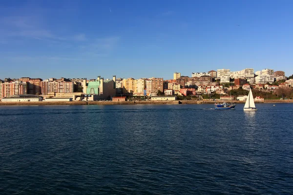 Pequeno veleiro branco navegando em frente à cidade de Santander , — Fotografia de Stock