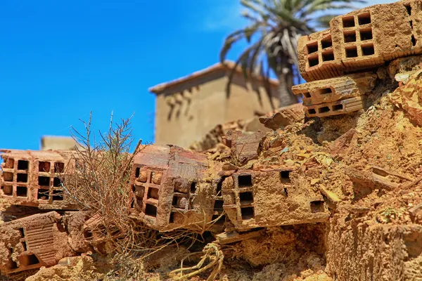 Terreno con un alto contenuto in ferro rossastro dalla ruggine, ari del deserto — Foto Stock