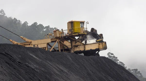 Énorme excavatrice de charbon dans une mine — Photo