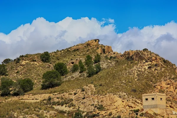 Zone aride de montagne à basse altitude et ciel bleu avec nuages — Photo