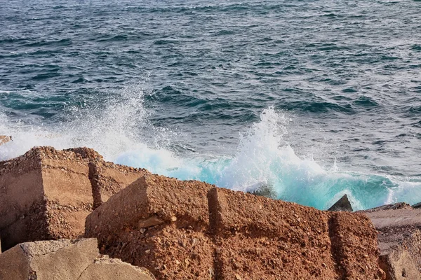 Large waves crashing and splashing on a seawall — Stock Photo, Image