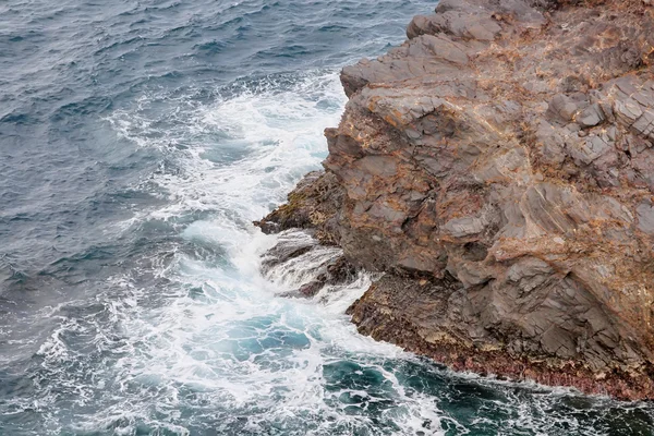 Прибрежный пейзаж с голубым морем и красивыми скалами — стоковое фото
