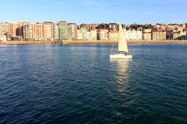 Небольшой парусник белый sailing перед городом Сантандер , — стоковое фото