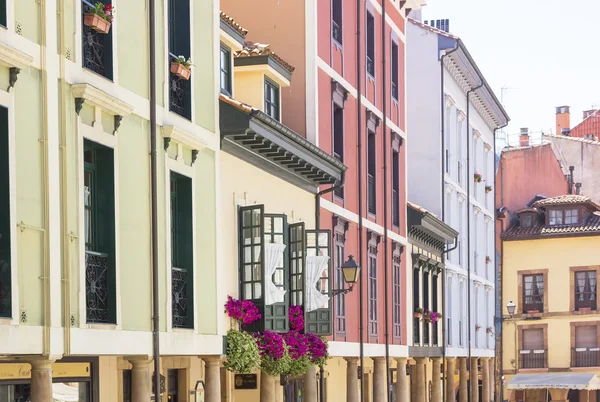 Kolorowe domy w starym mieście oviedo, Hiszpania — Zdjęcie stockowe