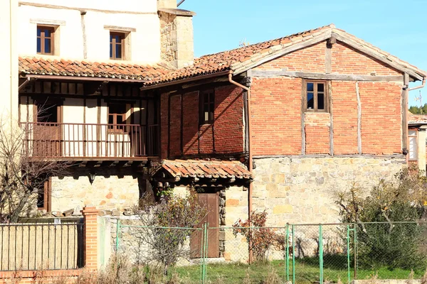 Typische Häuser berühmter Menschen aguilar de campo, Spanien, berühmt — Stockfoto