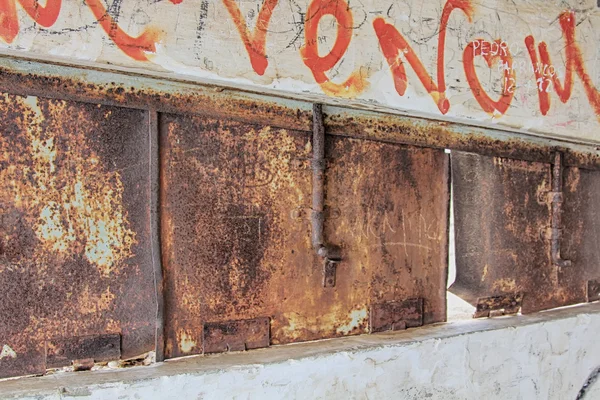 Vieille serrure rouillée petite fenêtre dans un bunker de la Seconde Guerre mondiale — Photo