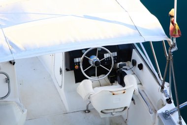 Dümen ve direksiyon modern beyaz yat yelken