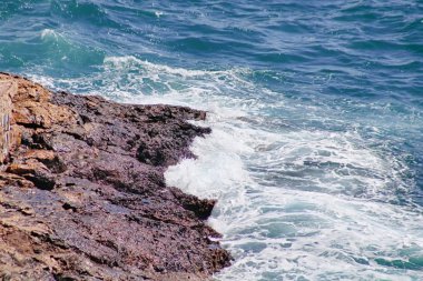 mavi deniz ve güzel kayalıklarla, kıyı yatay